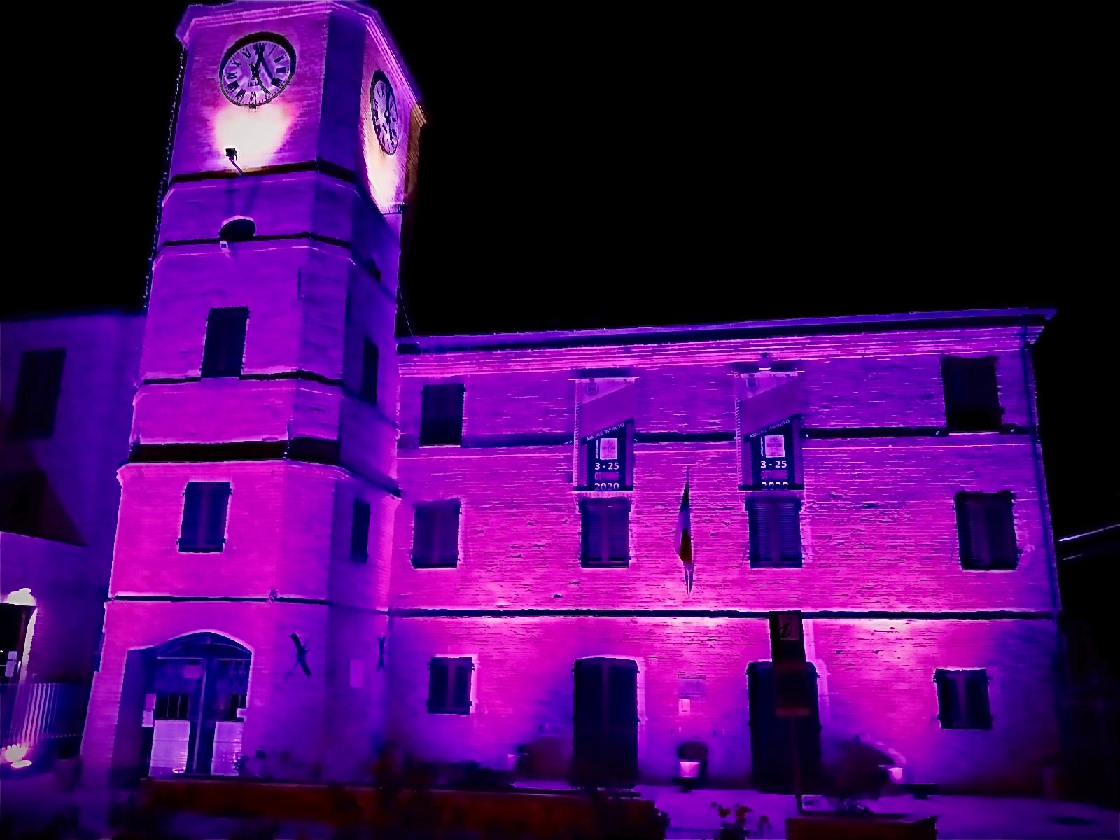 Torre dell'orologio di Porto Sant'Elpidio, Marche, illuminata di rosa per il Giro d'Italia 2020